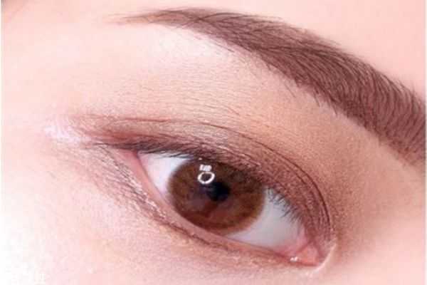 双色眼影怎么画？