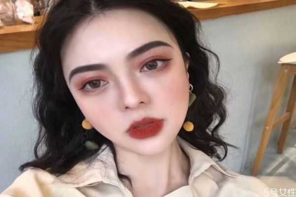 如何化妆自然好看?怎样化淡妆好看又简单 如何化妆自然好看?怎样化淡妆好看又简单