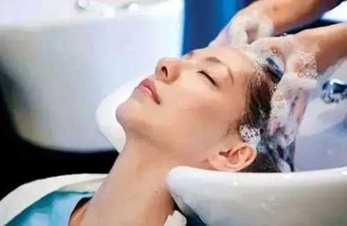 卷发棒会烫到自己吗 卷发棒会烫到自己吗