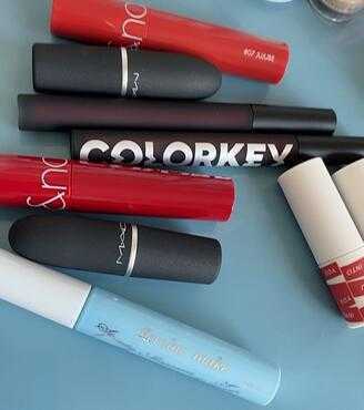 涂唇釉的正确步骤 正确涂唇釉的技巧方法 涂唇釉的正确步骤 正确涂唇釉的技巧方法