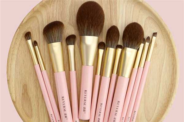 粉底刷可以用来刷气垫吗 粉底刷可以用来刷气垫吗