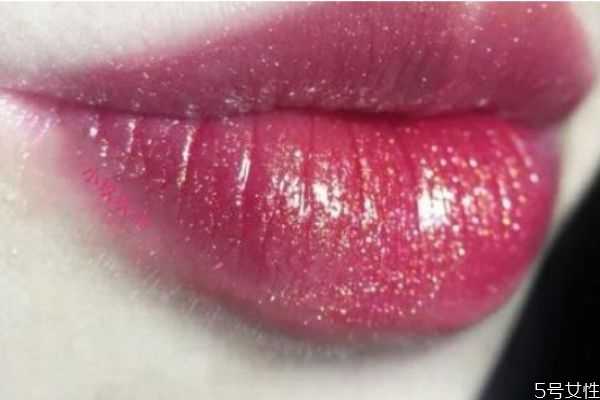 阿玛尼唇釉502黑管是什么颜色?阿玛尼黑管502试色 阿玛尼唇釉502黑管是什么颜色?阿玛尼黑管502试色