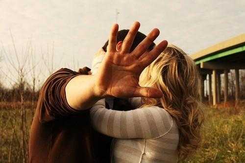 男生接吻后突然抱紧是为什么