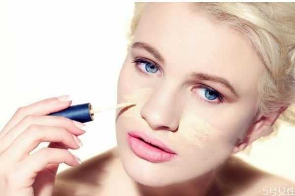 化妆容易起皮怎么办？为什么一化妆脸就起皮