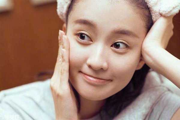 皮肤粗糙是要去角质吗