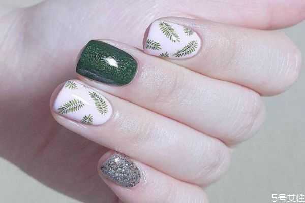 自己做美甲的步骤？如何避免把美甲涂得凹凸不平