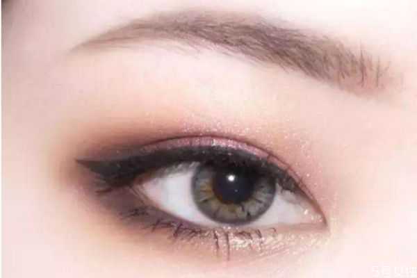 小烟熏妆有什么特点 烟熏妆适合什么人 小烟熏妆有什么特点 烟熏妆适合什么人