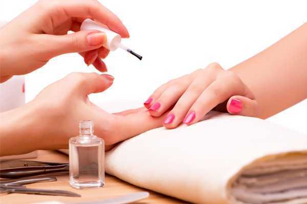 涂指甲油为什么要涂底油? 涂指甲油为什么要涂底油?