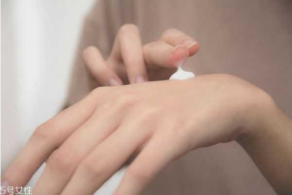 烟酰胺和水乳哪个先用 烟酰胺和水乳哪个先用