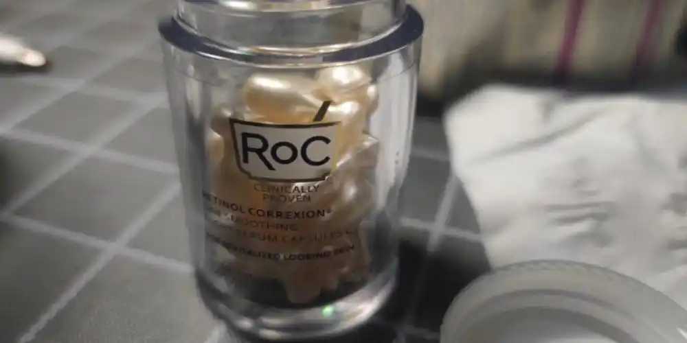 眼部精华主要涂在哪个部位 眼部精华主要涂在哪个部位