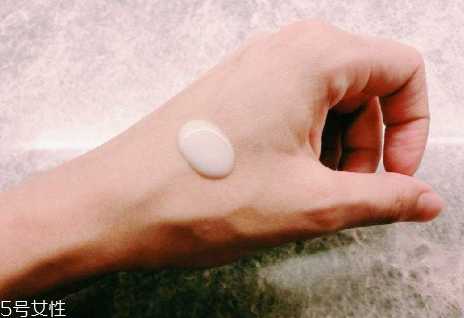 面霜为什么是乳白色