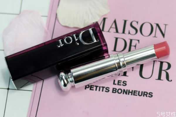 迪奥黑管红管哪个好？迪奥红管和黑管的区别