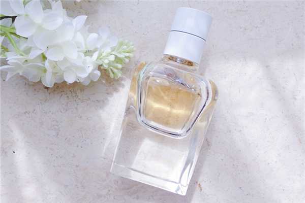 香水喷多了怎么快速散味？香味一般多长时间会自然散去