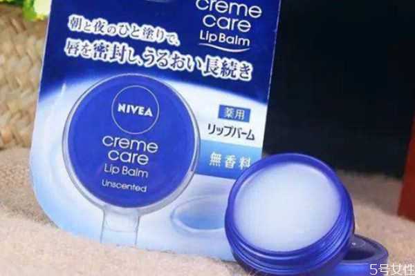 凡士林润唇膏干裂能涂吗?凡士林润唇膏用什么涂 凡士林润唇膏干裂能涂吗?凡士林润唇膏用什么涂