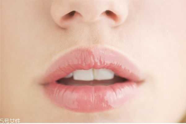 先涂口红还是先涂唇膏？唇膏和口红的使用顺序