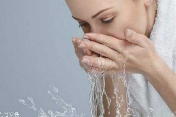 长期清水洗脸对皮肤有什么影响