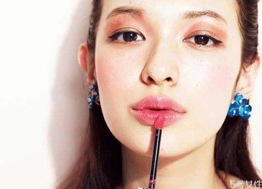 为什么用了唇膜更干?用完唇膜嘴巴疼是怎么回事 为什么用了唇膜更干?用完唇膜嘴巴疼是怎么回事