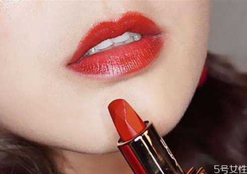 学生多少岁可以涂口红？女生一般多大可以化妆
