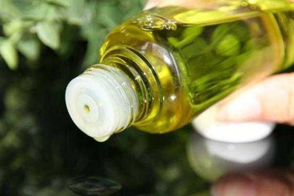 卸妆油需要用化妆棉吗?卸妆油可以去黑头吗 卸妆油需要用化妆棉吗?卸妆油可以去黑头吗