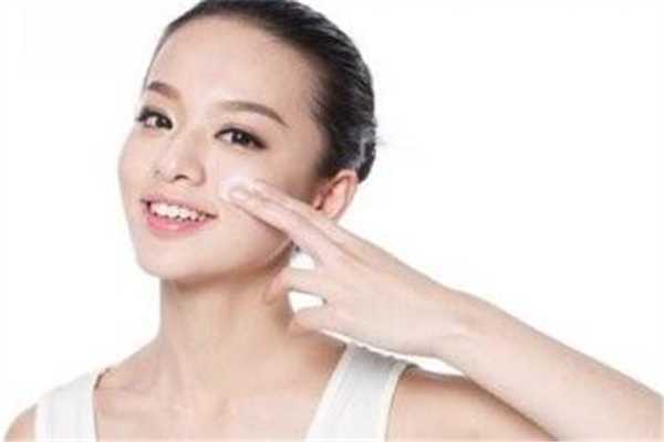 夏天脸上出油严重什么原因？夏天脸上出油用什么洗面奶