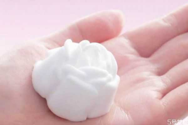 洁面是次数越多越干净吗？碱性洗面奶对皮肤有伤害吗