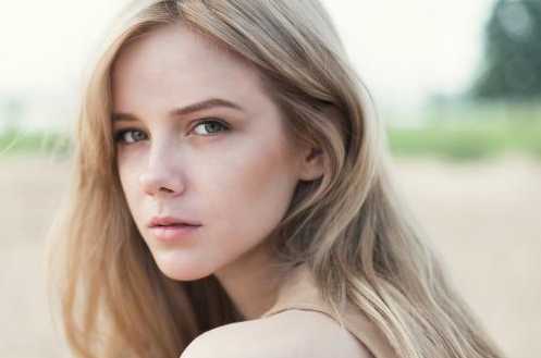 眼睛周围的皮肤发红发痒脱皮怎么回事？眼周皮肤发红发痒脱皮怎么办