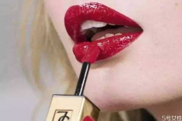 唇釉为什么不掉色持久度高?唇釉为啥总是粘在牙齿上