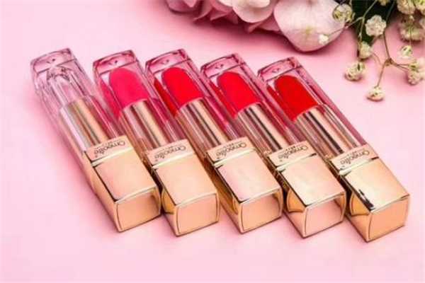 口红雨衣涂在口红前面还是后面