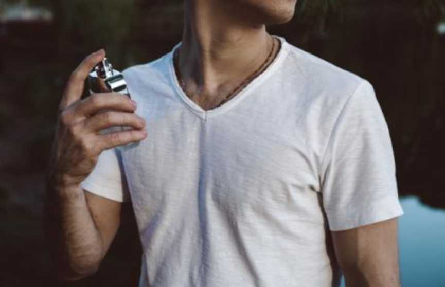 男生喷香水暗示什么