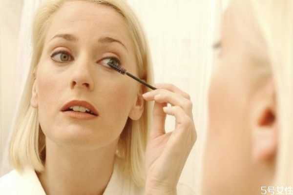 怎样让妆容更细腻服帖？怎样不脱妆保持一整天