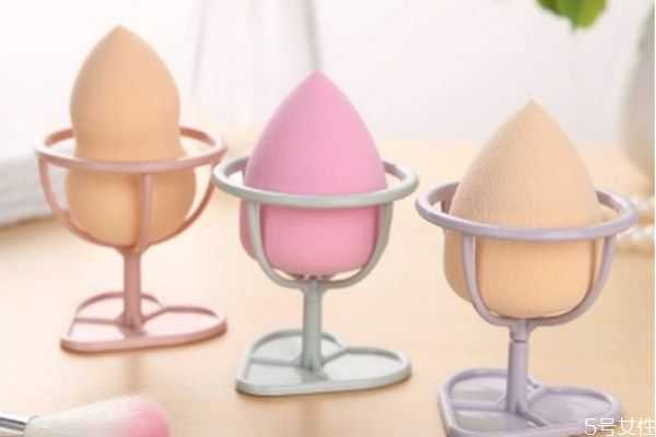 美妆蛋上妆好还是手上妆好？美妆蛋上妆和手上妆区别