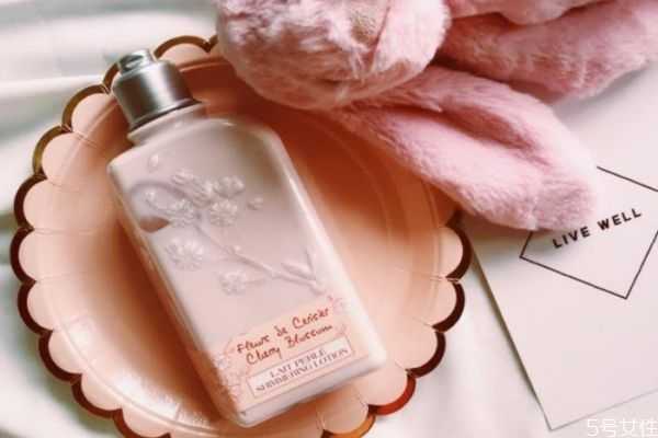 身体乳涂腋下有害吗？身体乳到底能不能美白