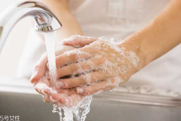泡沫洗手液和普通洗手液哪个好 3步挑对洗手液