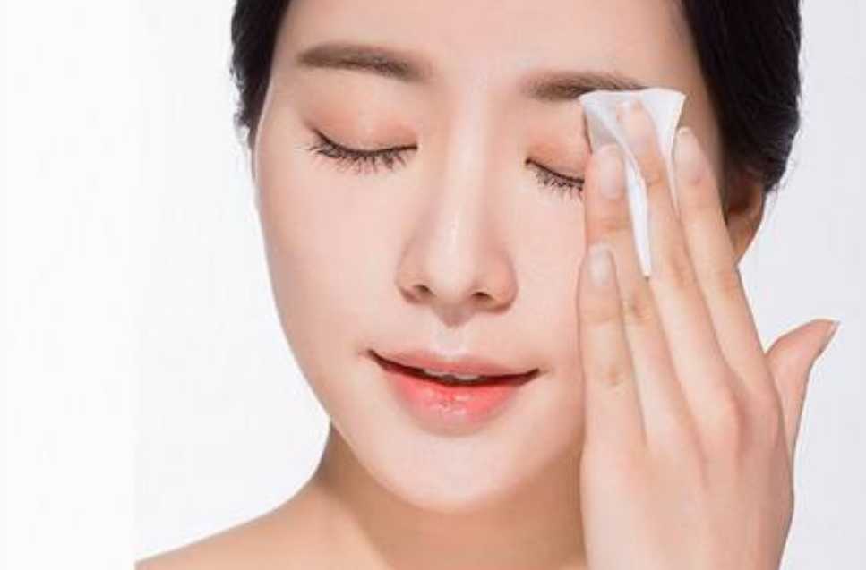 眼部卸妆水可以卸脸部吗 眼部卸妆水可以卸脸部吗