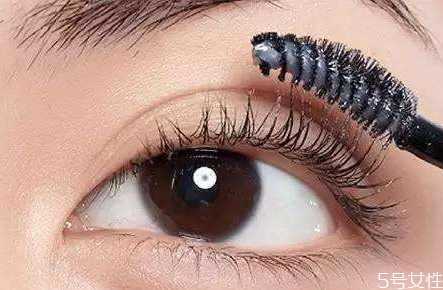 涂睫毛膏的正确方法