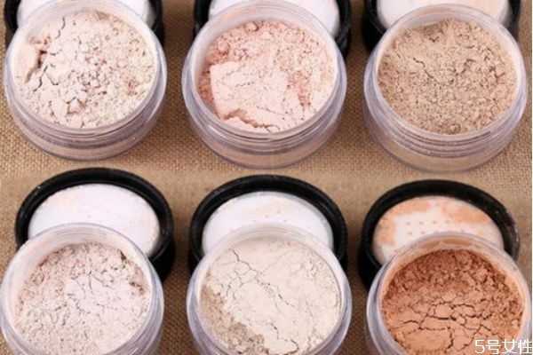 散粉是在哪个步骤用？忘带散粉用什么定妆