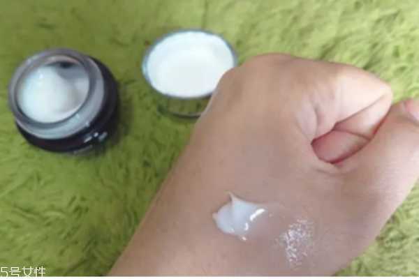 雅诗兰黛小棕瓶眼霜和兰蔻小黑瓶眼霜哪个好 告别熊猫眼