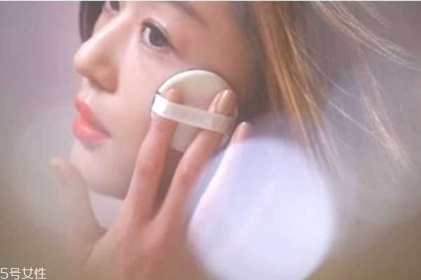 出门就涂个气垫可以吗?使用气垫之前要用什么 出门就涂个气垫可以吗?使用气垫之前要用什么