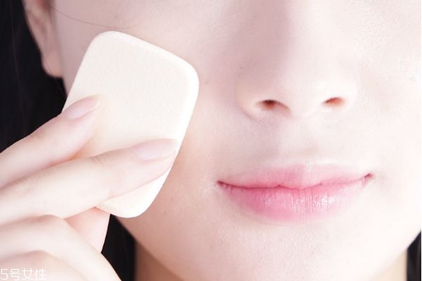 透真粉饼怎么用？透真粉饼适合肤质