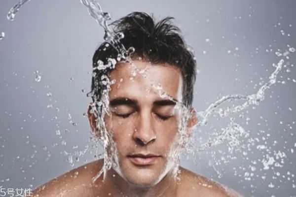 男生擦脸一般用什么