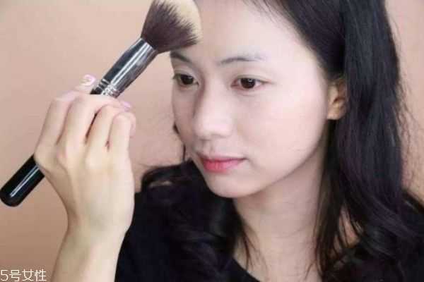 先涂遮瑕还是粉底液 遮瑕和粉底液的使用顺序