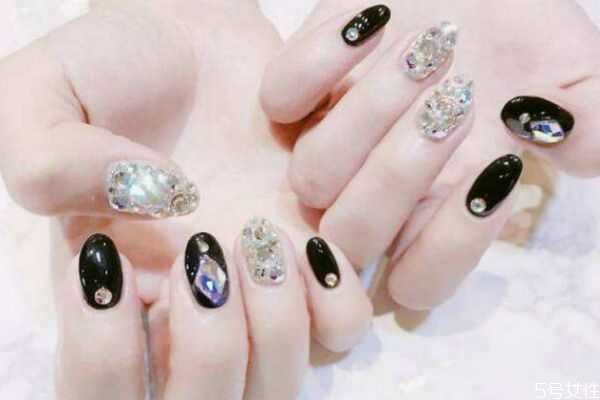 美甲钻石怎么粘才不掉?钻石美甲如何才能牢固 美甲钻石怎么粘才不掉?钻石美甲如何才能牢固