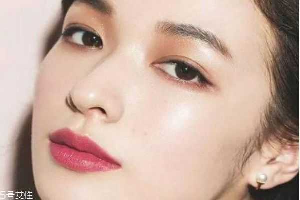 夏天脱妆怎么办 夏天化妆不脱妆小技巧