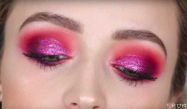 亮片眼影怎么涂好看?这些小技巧一定要学会 亮片眼影怎么涂好看?这些小技巧一定要学会