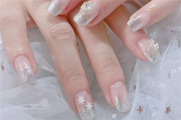 美甲后指甲发绿怎么回事