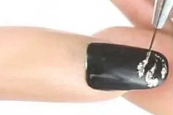 花朵美甲怎么做?小清新美甲教程图解 花朵美甲怎么做?小清新美甲教程图解