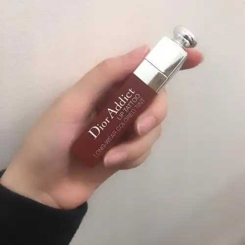 冷白皮怎么选染唇液颜色 冷白皮怎么选染唇液颜色