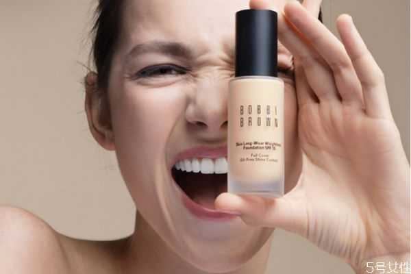 化妆容易起皮怎么办？为什么一化妆脸就起皮