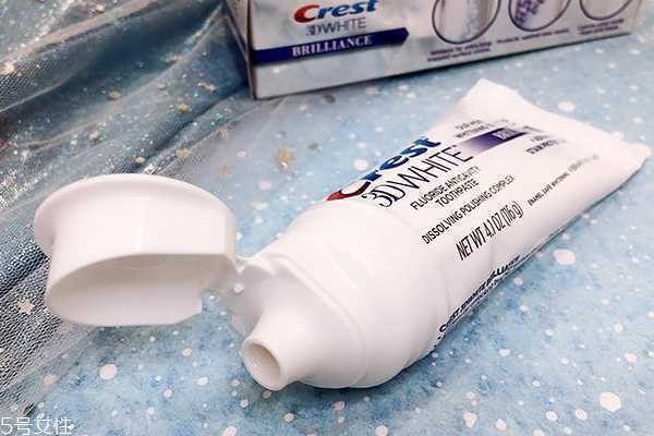 佳洁士美白牙膏含氟吗