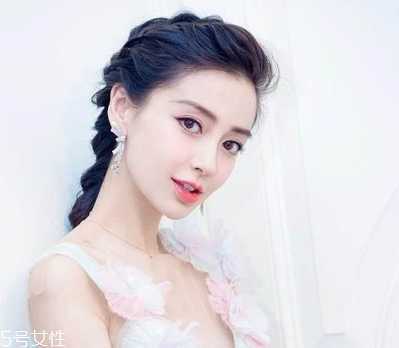 皮肤黄用什么颜色眉笔？